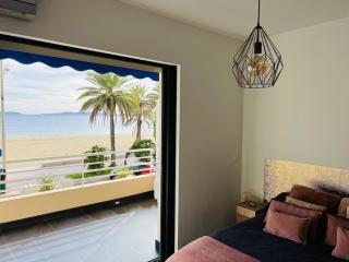 T2 Front de Mer 2pers 1 minute de la plageT2 de 44 m2 plus terrasse 16m2 , vue mer panoramique et en face de la plage Cet appartement refait à neuf bénéficie d'un confort et d un équipement optima Cet appartement est idéal pour 2 personnes avec sa chamb - Le Lavandou - 4