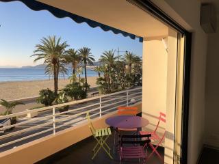 T2 Front de Mer 2pers 1 minute de la plageT2 de 44 m2 plus terrasse 16m2 , vue mer panoramique et en face de la plage Cet appartement refait à neuf bénéficie d'un confort et d un équipement optima Cet appartement est idéal pour 2 personnes avec sa chamb - Le Lavandou - 1