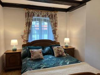 Apartament w XIX-wiecznym Spichlerzu nad Jeziorem z dostępem do parku i widokiem na Dworek Modrzewiowy z 1823 roku - Szteklin - 5