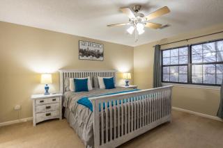 2BR Penthouse Condo - 2 Pools - Close to the Strip - Stairs Required - FREE TICKETS INCLUDED - FHC-24 - Branson - 4
