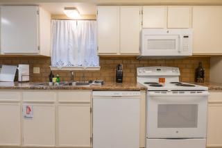 2BR Penthouse Condo - 2 Pools - Close to the Strip - Stairs Required - FREE TICKETS INCLUDED - FHC-24 - Branson - 1