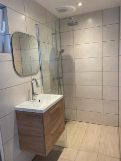 Zonneschijn, bungalow op vakantiepark bij zee - 1