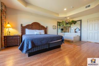 1BD King Condo with 2 Person Jacuzzi Tub - Near The Strip - FREE TICKETS INCLUDED - T1-9 - 6