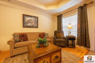 1BD King Condo with 2 Person Jacuzzi Tub - Near The Strip - FREE TICKETS INCLUDED - T1-9 - Branson - 3