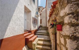 Beautiful Apartment In Novi Vinodolski - 8