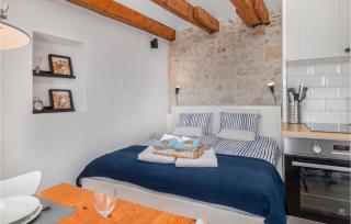 Beautiful Apartment In Novi Vinodolski - 3
