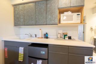 1BR Walk-In Condo with 2 Person Jacuzzi Tub - Near the Strip - FREE TICKETS INCLUDED - CH5-3 - 4