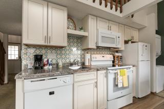 Green Meadow Getaway 2 BR Condo Near the 76 Strip - Stairs Required - FREE TICKETS INCLUDED - 6