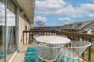 Green Meadow Getaway 2 BR Condo Near the 76 Strip - Stairs Required - FREE TICKETS INCLUDED - Branson - 2