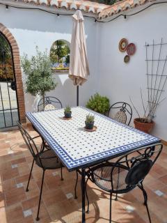 Lovely 2 Bed Apartment with Stunning views & Pool - 3