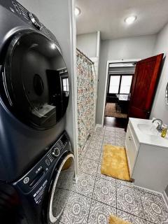 Mrs. Hughes Cottage - 2 bedroom House w/ parking - 1