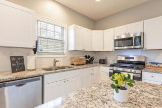Comfy 5Bed Gem! Fenced Back Yard, Game Room, Free Parking, Snacks, Pet Okay! - Marietta - 4