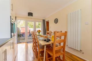 Raymond James Accommodation, sleeps up to 7, free parking, full amenities and garden - Peterborough - 5