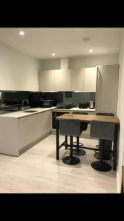 Central Camberley Apartment - Parking - Garden - 0