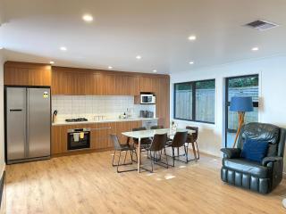 NO PARTY ALLOWED, Entire Brand New 3 bedroom townhouse, free unlimited fibre wifi and free parking - 4