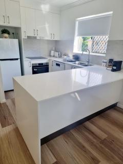 Stunning 2 BR, 2 Bathroom Beachfront Apartment Close To Everything! - Hervey Bay - 7