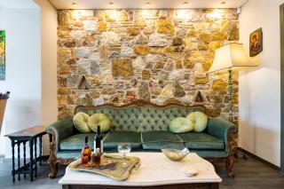 Queen's stone legend, royal living by Acropolis - Atene - 0