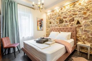 Queen's stone legend, royal living by Acropolis - Atene - 7