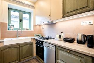 Queen's stone legend, royal living by Acropolis - Atene - 5