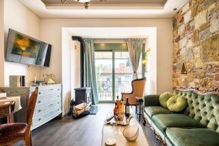 Queen's stone legend, royal living by Acropolis - Atene - 3