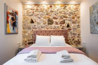 Queen's stone legend, royal living by Acropolis - Atene - 1