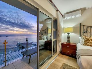 180 degree sea and mountain views from a luxury apartment! - 5