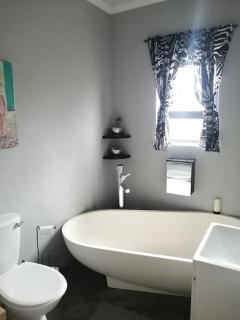 17 Lisa Street, 4 Bed - 2 Bath - Struisbaai - 7