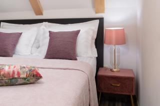 Romantic Attic Apartment - 6