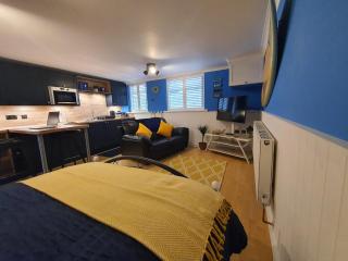 Hayling Hideaway, private cosy annex near to beach - 7