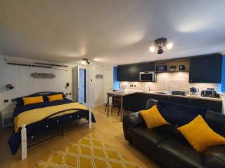 Hayling Hideaway, private cosy annex near to beach - 0