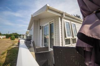 Stunning 4 Berth Lodge With Decking At Breydon Water In Norfolk Ref 10094B - 7