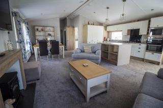 Stunning 4 Berth Lodge With Decking At Breydon Water In Norfolk Ref 10094B - 4