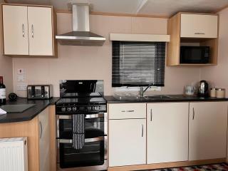 Caravan by the sea,2 bed, sleeps 4,Dorset coast in New Forest On site entertainment and leisure complex available for extra - Milford on Sea - 5