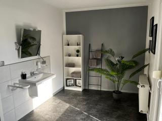 Ferienwohnung am See Dillich - Ruhige Lage - Eigener Garten - Direkt neben einem Natursee - Borken - 1