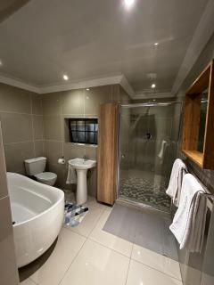 Silverton Private Apartment - 1