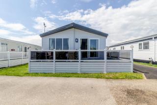 Stunning 6 Berth Lodge With Full Sea Views In Suffolk Ref 68007Cr - 9