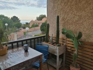 Sanary les gorguettes, studio avec terrasse vue mer, à 10 min à pieds de la plage - Sanary-sur-Mer - 2