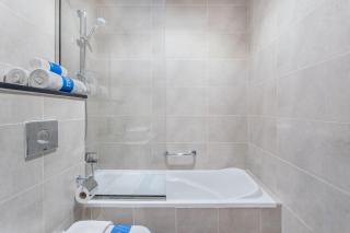 Full Golf View Studio in Damac Hills - Host & Stay - 2