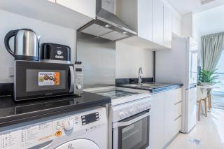 Full Golf View Studio in Damac Hills - Host & Stay - Dubai - 4
