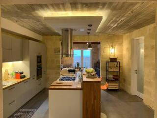 Heritage Living Apartment with Spectacular Views - 7