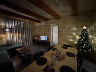 Heritage Living Apartment with Spectacular Views - 2