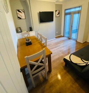 The Owl Mews - Newport - 9