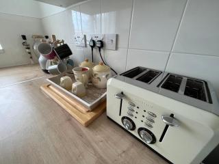 124, Three bed two storey chalet on Bermuda holiday park, Hemsby - Sleeps 7, bed linen and towels included with onsite entertainment and further entertainment close by - includes balcony - 7