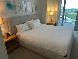 Designer Beachfront Apartment Views, Luxury & Full Kitchen 805 A - 4