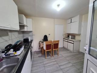 Amazing 5 bed House in Heathrow - West Drayton - 9