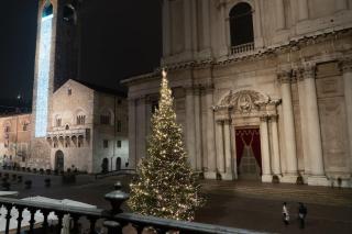 Piazza Duomo Cathedral View - Brescia - 9