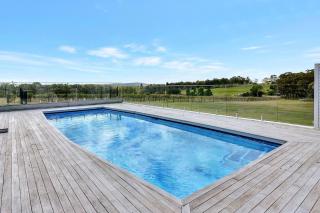 Palmers Lane On Vineyard 5br Homestead with Pool - 0