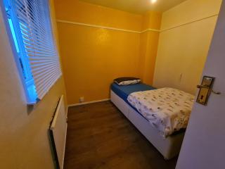 Amazing 5 bed House in Heathrow - West Drayton - 2