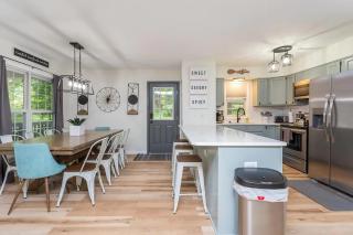In The Woods - 5 BR Chalet with Game Room, Fire Table and Hot Tub - McGaheysville - 4