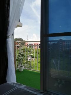Condo Azur Suites A326 Amani Resorts Residences , 5 minutes Airport, Netflix, Stylish, Cozy with Luxurious Swimming Pool - Pusok - 4